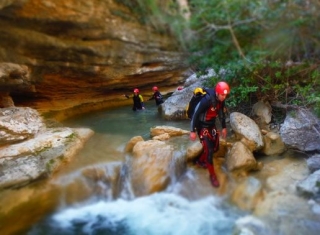  camminare tra rocce e acqua 